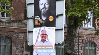 „Der Mann kann“ steht auf den Wahlplakaten von Jens Peter Gotter. Darunter ein Wahlplakat seines Widersachers Klaus Blettner.
