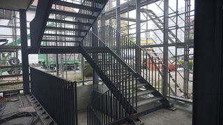 Die Stahltreppe ist installiert, rostet aber bereits, weil die Glasfassade noch nicht geschlossen werden konnte. Der Fassadenbauer ist insolvent.