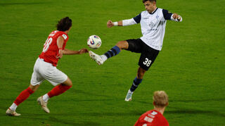 Waldhof-Akteur Francisco Fumaca Masca am Ball beim Spiel in der 3. Liga gegen TSV Havelse.