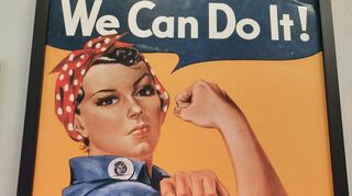 Auch auf US-amerikanischer Seite arbeiteten Frauen während des Zweiten Weltkriegs in Militärbetrieben, hier Flugzeugfabriken, und kämpften so auch um das Leben ihrer Männer. Und womit Barack Obama berühmt wurde – "Yes we can" –, das wussten diese Frauen schon lange.