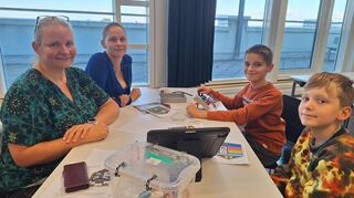 Ines Beese (links) mit Sohn Thorben (vorne rechts) und Stefanie Seel mit Sohn Nick.