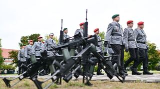 Die Bundeswehr soll attraktiver werden für junge Leute, denn der Bedarf ist aus Sicht der Regierung groß. (Archivbild)