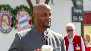 Anstoßen auf den zehnten Saisonsieg? Bayern-Coach Vincent Kompany in Oktoberfest-Tracht.