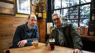 Eugene Levy (r) und Prinz William in einer Folge der Reise-Serie «Urlaub wider Willen mit Eugene Levy».