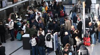 Passagiere sind im Flughafen München im Terminal 2 zu sehen.