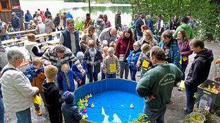 Premiere des „SeeWandels“ in Heddesheim: Beim Entenangeln des Sport-Fischer-Vereins können Kinder Stempel für ihre Laufkarte sammeln.