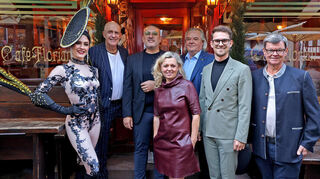 Das Palazzo-Team: Harald Wohlfahrt (von rechts), Tommy Balschbach, Gregor Spachmann, Nathalie Lumpp, Raul Salazar, Rolf Balschbach und Palazzo-Tänzerin Amber.