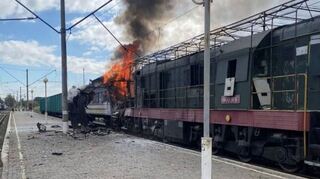 Dutzende Passagiere wurden bei dem Angriff auf einen Bahnhof in Schostka verletzt.
