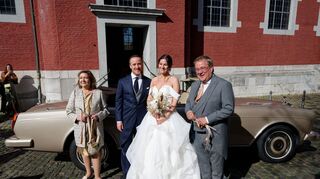 Joe Laschets Eltern - der Politiker Armin Laschet und seine Frau Susanne - posieren nach der Hochzeit mit dem Brautpaar.