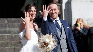 Nach ihrer Hochzeit zeigen Joe und Andrea Laschet stolz ihre Trauringe