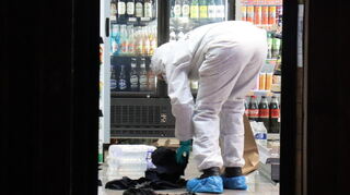 Polizisten sichern nach der Gewalttat in einem Mannheimer Kiosk Spuren.