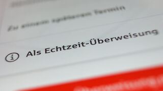 Innerhalb von Sekunden ist das Geld von einem aufs andere Konto überwiesen. (Symbolbild)