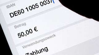 Viele Menschen erledigen Bankgeschäfte am Smartphone oder am heimischen Computer. (Symbolbild)