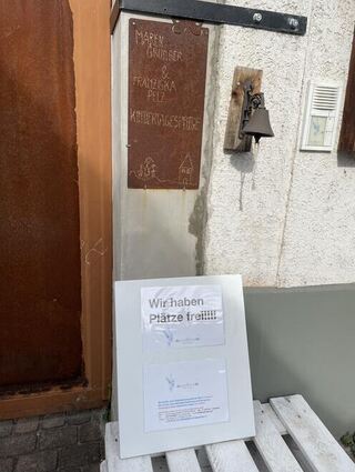 Mit einem Schild weisen die beiden Tagesmütter in Mannheim vor ihrer Einrichtung auf die freien Plätze hin.