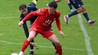 Lennart Thum behauptet hier den Ball gegen KSC-Kapitän Marlon Dinger.