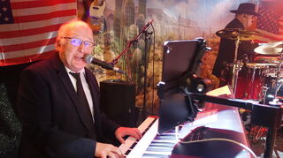 Am Piano und als Projektleiter aktiv: Dieter Kordes beim Konzert im Schwanensaal.