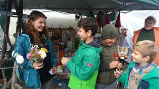 Marlene, Matteo, Oscar und Arno unterstützen ihre Oma Rosi Schlesinger an ihrem Stand.