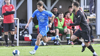 Wie in dieser Szene Tyler Eisele (links, gegen Michael Cobanoglu) war der SC Käfertal gegen den ASV Feudenheim meistens im Vorwärtsgang und siegte klar mit 4:0.