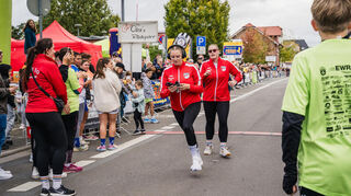 Die Prinzengarde übergibt den Staffelstab an die nächste Läuferin.