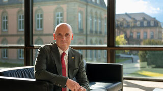 Daniel Born in seinem Wahlkreisbüro.
