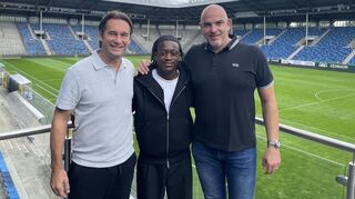 SVW-Sportgeschäftsführer Gerhard Zuber (links) und Sportdirektor Mathias Schober (rechts) begrüßen Nolan Muteba N‘Tumba im Carl-Benz-Stadion.