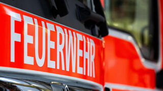 Ein Einsatzfahrzeug mit der Aufschrift «Feuerwehr».