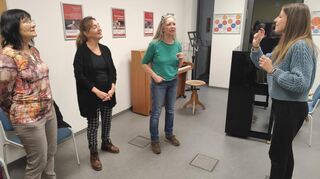 Die Teilnehmerinnen beim Jodelkurs in der Mannheimer Abendakademie, der im neuen Herbstprogramm angeboten wird. Rechts Jodellehrerin Birgit Widmann.