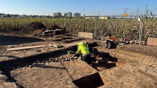 Archäologische Ausgrabungen am nördlichen Ortsrand von Heddesheim: In der linken Bildhälfte sind Mauerreste zu erkennen.