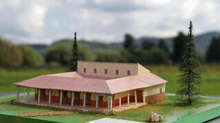 Etwa so könnte die Villa Rustica in Großsachsen einmal ausgesehen haben - ein Modell, das ein Schüler von Klaus Reinhard gebastelt hat.