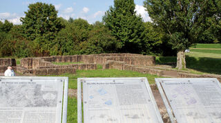 Vor Ort wird man durch Schautafeln über die Historie der Villa Rustica in Großsachsen informiert.