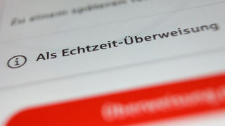 In einer App der Sparkasse ist die Option „Als Echtzeit-Überweisung“ zu sehen.