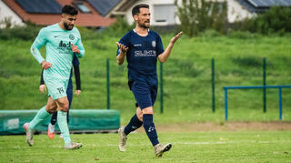 Biblis Spielertrainer Dennis de Sousa Barba (r.) kann sich die wechselhaften Spiele seiner Mannschaft nur schwer erklären.