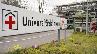 Ein Schild mit der Aufschrift „Universitätsklinikum“ steht an einer Einfahrt zum Klinikum Mannheim. Der Verbund mit der Universitätsklinik Heidelberg soll einen Schub für den ganzen Gesundheitssektor bringen.