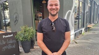 Comedian Dennis Boyette (im Bild in der Neckarstadt, wo er auch aufgewachsen ist) kommt jetzt auf die Schönau.
