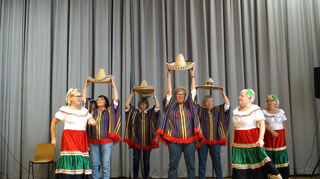 Ob mit oder ohne Sombrero – Hauptsache Spaß mit dem Awo-Ballett beim 2. Rheinauer Seniorentag.