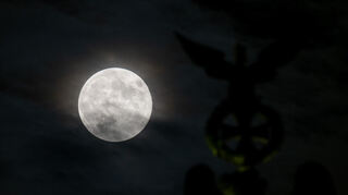 Ein besonders groß erscheinender Vollmond, auch Supermond genannt. (Symbolbild)