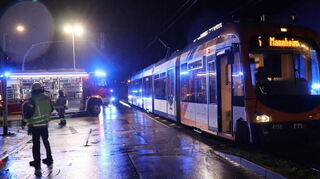 In Weinheim ist am Montagabend ein Auto mit einer Straßenbahn kollidiert.