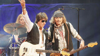Anika Nilles spielte im Mai 2022 mit Jeff Beck (Mitte) und US-Schauspieler Johnny Depp in der Royal Albert Hall in London auf. Die Tournee mit der 2023 verstorbenen Gitarrenlegende machte offenbar Rush auf sie aufmerksam.