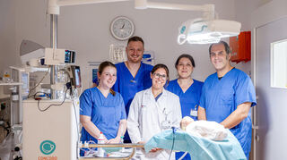 Die Mitarbeiter aus Neonatologie und Pädiatrie, Luisa Vogel (v.l.), Johannes Hartmann, Christiane Otto, Carmen Salatsch und Florian Kipfmüller präsentieren die neue Erstversorgungseinheit Concord Neonatal.