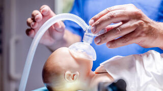 Prof. Kipfmüller präsentiert die neue Erstversorgungseinheit Concord Neonatal. Fotografiert am 16.09.2025 in dem Universitätsklinikum Mannheim.
