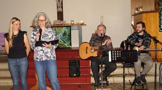 Candlelight- Gottesdienst mit Rebekka Stutzmann (von links), Diakonin Maria Brekle  und dem Duo Father & Son