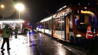 Am Montagabend wurde in Weinheim ein Auto von einer Straßenbahn erfasst.