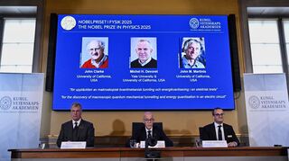 Den Nobelpreis für Physik erhalten 2025 die Quantenphysiker John Clarke, Michel Devoret und John Martinis.