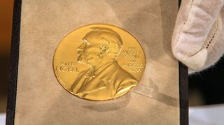 Die Vorderseite der Nobel-Medaille zeigt den Preisstifter Alfred Nobel. (Archivbild)