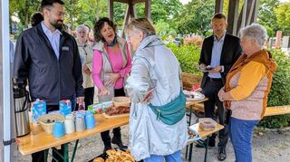 Ehrenamtliche wollen den Pop-up-Treff am Holzpavillon neben dem neuen gärtnergepflegten Grabfeld ab April wieder bewirten.