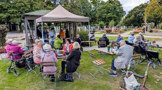 Der parkartige Friedhof soll dauerhaft als Ort des Gedenkens und der Begegnung stärker ins Bewusstsein rücken.