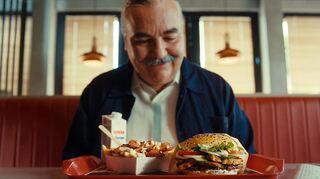 Burger King Kebab Style Lover: Orhan Tancgil gilt laut dem Unternehmen Burger King als Erfinder des Logos - und hat nun beim Design der Verpackung des Burgers mit der Fast Food-Kette kooperiert. Hier eine Szene aus dem aktuellen Werbespot.
