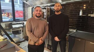 Talip (l.) und Külhan von Just Döner in der Mannheimer Innenstadt finden die Kebab Style Edition von Burger King super, berichten sie.
