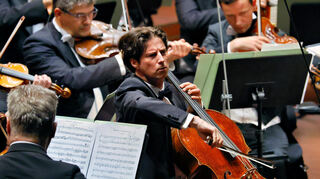 Für Saint-Saëns’ berühmtes Cellokonzert konnte Weltklassesolist Daniel Müller-Schott gewonnen werden.