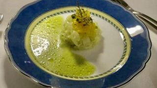 Ein kulinarischer Genuss und eine Augenweide: Fenchel-Salat mit Orange und Pistazie auf edlem Porzellan.